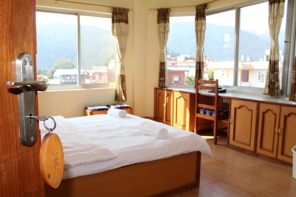Hotel Milarepa Pvt Ltd Pokhara Rum bild